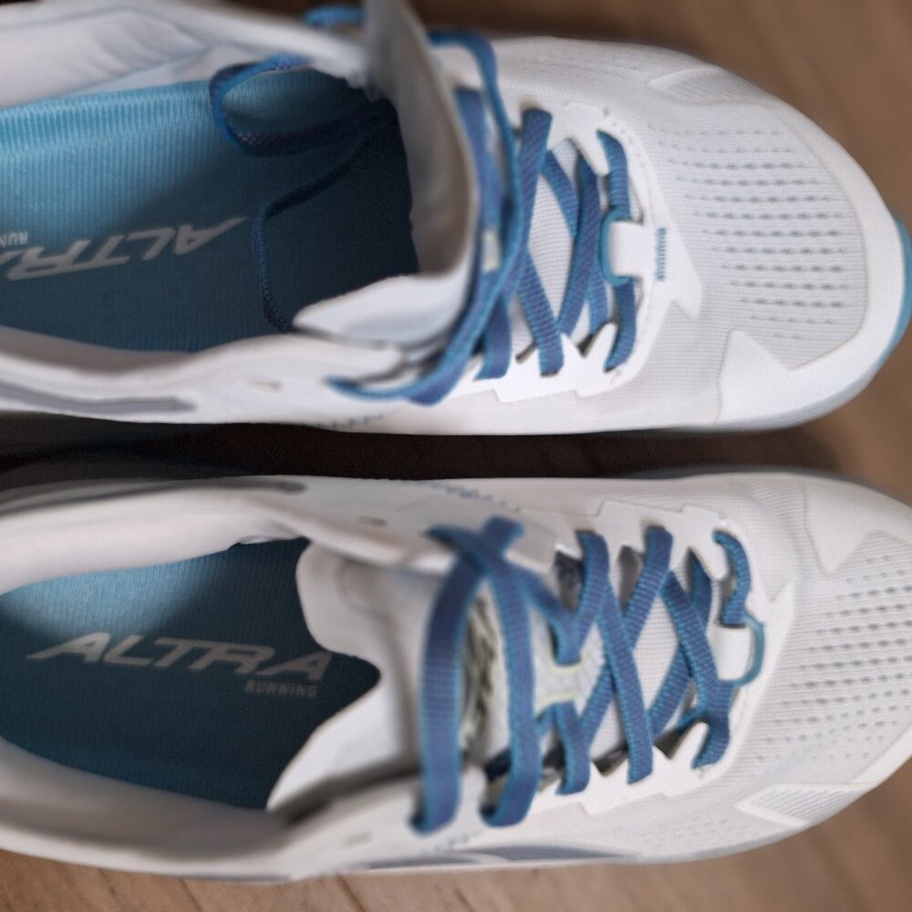 Women's size 10 Altra Olympus 5 white trail runners/ running shoe. - Picture 7 of 7